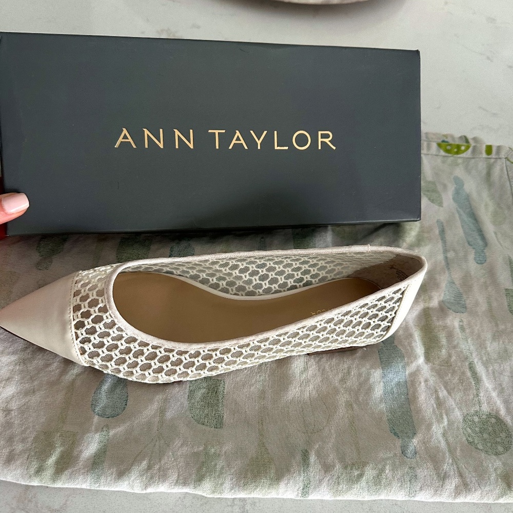 Ann Taylor Ecru Flats 8.5 Brand New